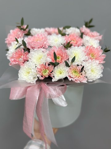 Композиция в коробке с хризантемами от интернет-магазина цветов в 