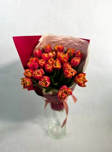 Букет из красно-желтых пионовидных тюльпанов от интернет-магазина цветов в 