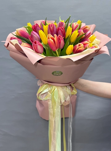 Букет из тюльпанов микс от интернет-магазина цветов в 