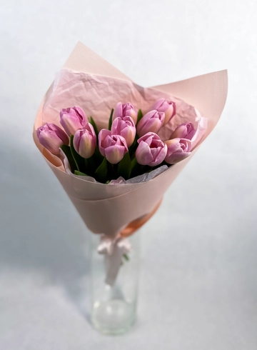 Букет из сиреневых тюльпанов от интернет-магазина цветов в 