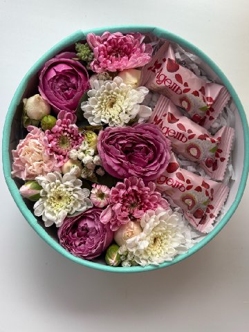 Композиция в коробке с конфетами от интернет-магазина цветов в 