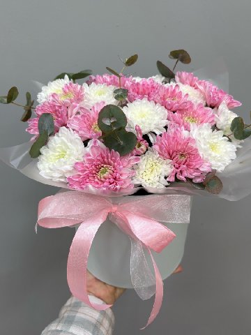 Композиция в коробке из хризантем от интернет-магазина цветов в 