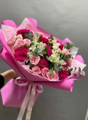 Сборный букет &laquo;Розовый сюрприз&raquo; от интернет-магазина цветов в 